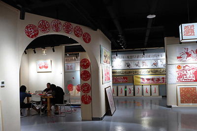 指尖技藝煥新生 陜西定邊社區剪紙工廠的產業化探索